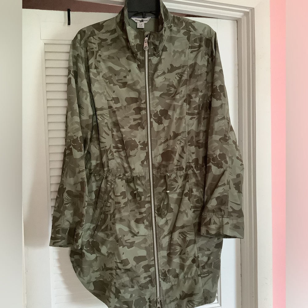 Tommy Bahama Large camo light weight jacket EUC